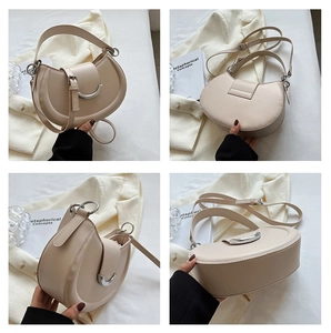 Vues détaillées du sac croissant beige avec boucle argentée et texture en cuir