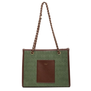 Sac fourre-tout matelassé vert avec garniture en cuir marron et détails de chaîne