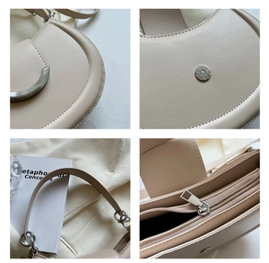 Détails du sac selle beige montrant les compartiments internes et fermoirs argentés