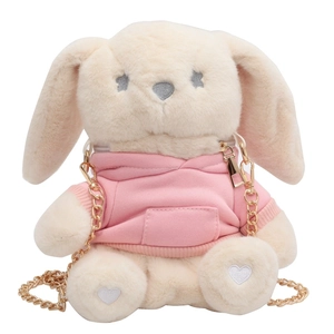 Sac bandoulière lapin en peluche mignon avec sweat rose et chaîne dorée sur fond blanc