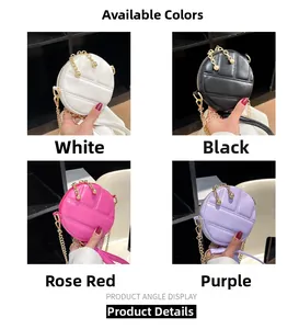 Vue détaillée de mini sacs ronds matelassés en blanc, noir, rose et violet avec chaînes