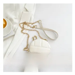 Mini sac rond blanc matelassé avec bandoulière chaîne dorée sur un fond blanc minimaliste