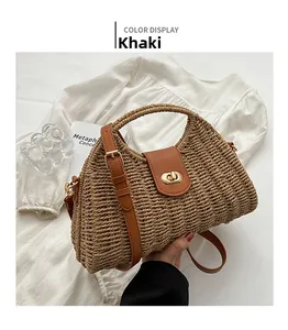 Detailansicht der khakifarbenen Strohhandtasche mit braunem Lederriemen und Goldverschluss