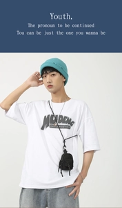 Mini porte-monnaie hip-hop porté avec un t-shirt blanc à motif et un bonnet en maille