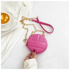 Détail du petit sac rond bandoulière en cuir matelassé rose avec chaîne dorée