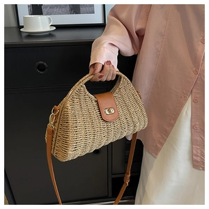 Details einer handgewebten Strohtasche mit Lederklappe und goldenem Drehverschluss