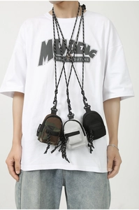 Gros plan de trois mini porte-monnaie style streetwear avec cordons tressés en camouflage