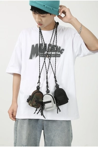 Trois mini pochettes à monnaie en camo, blanc et noir avec cordons sur un mannequin