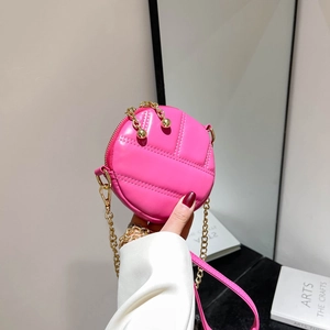Mini sac à bandoulière rond rose matelassé avec chaîne dorée et breloques boules