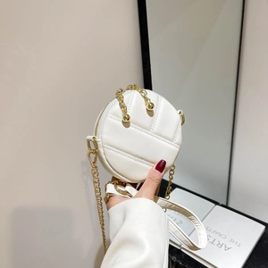 Mini sac rond blanc matelassé avec bandoulière chaîne dorée et fermeture boule métal