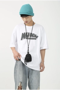 Détail d'une mini sacoche sac à dos noire portée avec une tenue street style