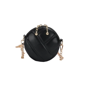 Sac bandoulière rond noir matelassé avec bandoulière chaîne dorée et détails sphériques