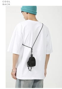 Vue détaillée du mini sac à dos bandoulière noir avec bandoulière tissée colorée