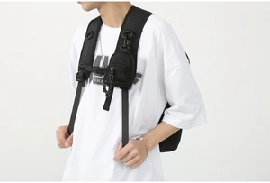 Gros plan d'une mini pochette tactique en nylon attachée à une bandoulière