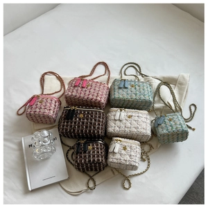 Dettaglio di borse in tweed multicolore con loghi a fiori dorati e trama intrecciata