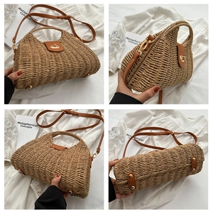 Handgewebte Strohhandtasche mit Lederriemen und Metallverschluss in vier Ansichten