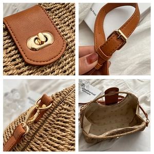 Strohhandtasche mit kontrastierenden Lederdetails und verstellbarem Schultergurt