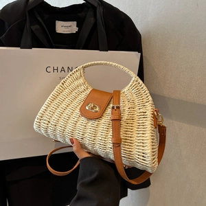 Damen Strohhandtasche mit brauner Lederklappe und goldenem Drehverschluss für den Sommer