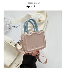 Détails du bord ondulé et des anses bleues sur le mini sac en cuir PU couleur abricot