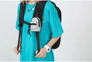 Mini porte-monnaie sac à dos en nylon gris avec mousqueton attaché à une bandoulière