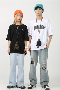 Tenue street style avec t-shirts en coton lourd et accessoire pendentif mini sacoche