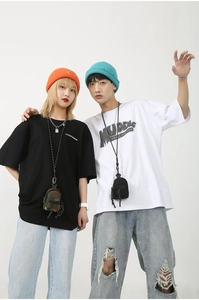 Style streetwear avec mini pochettes de cou et bonnets colorés sur des mannequins