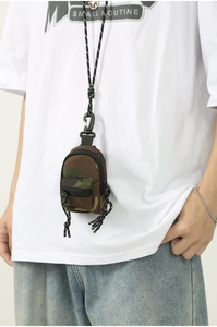 Détail d'une mini pochette tour de cou camouflage avec fermeture éclair et cordon