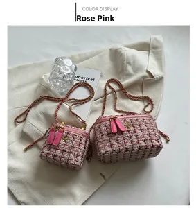 Dettaglio delle borse in tweed rosa con tracolla a catena dorata e zip con fiore