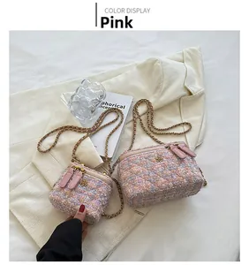 Dettaglio borse a tracolla in tweed rosa con logo camelia dorata e trama trapuntata chic