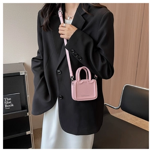 Mini sac bandoulière rose avec cadre concave unique et fine bandoulière en cuir ajustable
