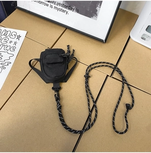 Mini pochette de cou en toile noire avec sangle à pois pour écouteurs et monnaie