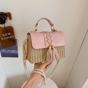Sacoche Selle Tissée en Paille pour Femmes Patchwork Cuir PU Sac Bandoulière Avec Gland Corde Sac à Épaule Vacances