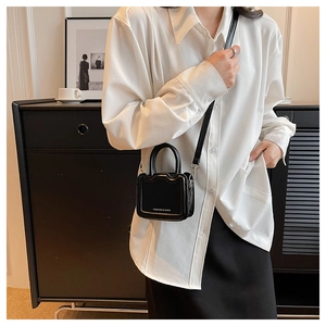 Détail du mini sac bandoulière noir avec imprimé Fashion & Bags et poignée haute