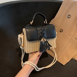 Sacoche en paille tressée avec rabat en cuir noir, franges et bandoulière