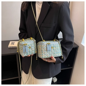 Confronto tra borse in tweed a catena grande e piccola con zip a forma di camelia