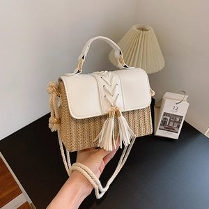 Sacoche en paille avec franges et rabat en cuir crème pour un look décontracté