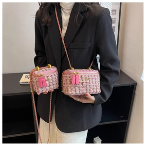 Confronto dettagliato tra borse a tracolla in tweed rosa di medie e piccole dimensioni con catena