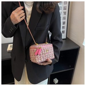 Dettaglio borsa a tracolla in tweed rosa con motivo trapuntato e fibbia a fiore oro