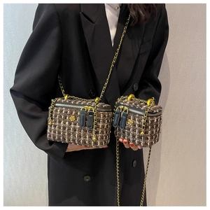 Dettaglio di borse a tracolla in tweed in due misure con fibbie a fiore dorate e catena
