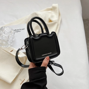 Sac à main vintage en cuir mat noir avec bords festonnés et bandoulière amovible