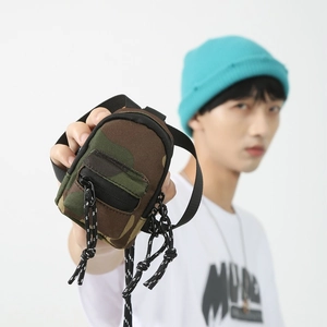 Mini sacoche camouflage avec bandoulière réglable présentée par un mannequin