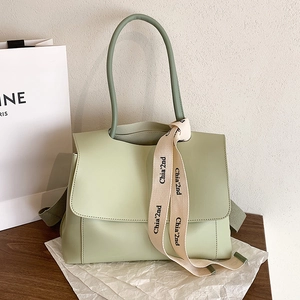 Sac Sous le Bras de Mode pour Femmes en Cuir PU Sac à Bandoulière Grande Capacité Avec Ruban Décoratif Imprimé Lettres Sac à Main Polyvalent à Rabat