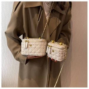Confronto tra due misure di borse in tweed a catena con charm camelia e finiture oro
