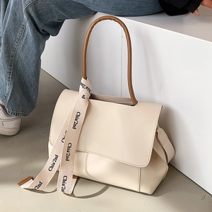 Sac bandoulière beige avec sangle logo et poignée ronde marron pour le quotidien
