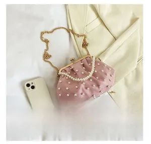 Sac nuage rose avec perles à côté d'un smartphone montrant la taille et la chaîne