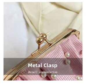Détails du sac de soirée rose en tissu à carreaux avec perles et fermoir métallique doré raffiné