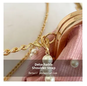 Détail de la bandoulière rose amovible avec fermoir mousqueton doré et décor de perles