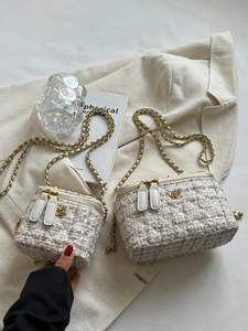 Borsa a tracolla in tweed con catena dorata e ciondolo camelia in due dimensioni
