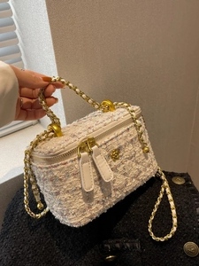Borsa a tracolla classica in tweed trapuntata con logo camelia in metallo dorato
