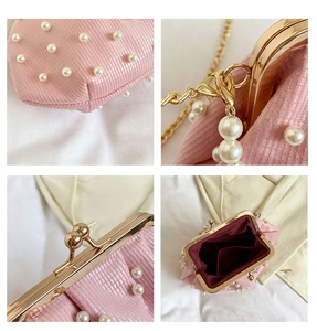 Détails du sac à main rose perlé montrant le fermoir doré et le tissu texturé